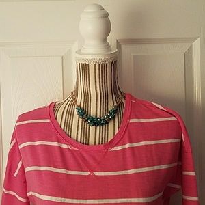 Pretty tee Hollister EUC!
